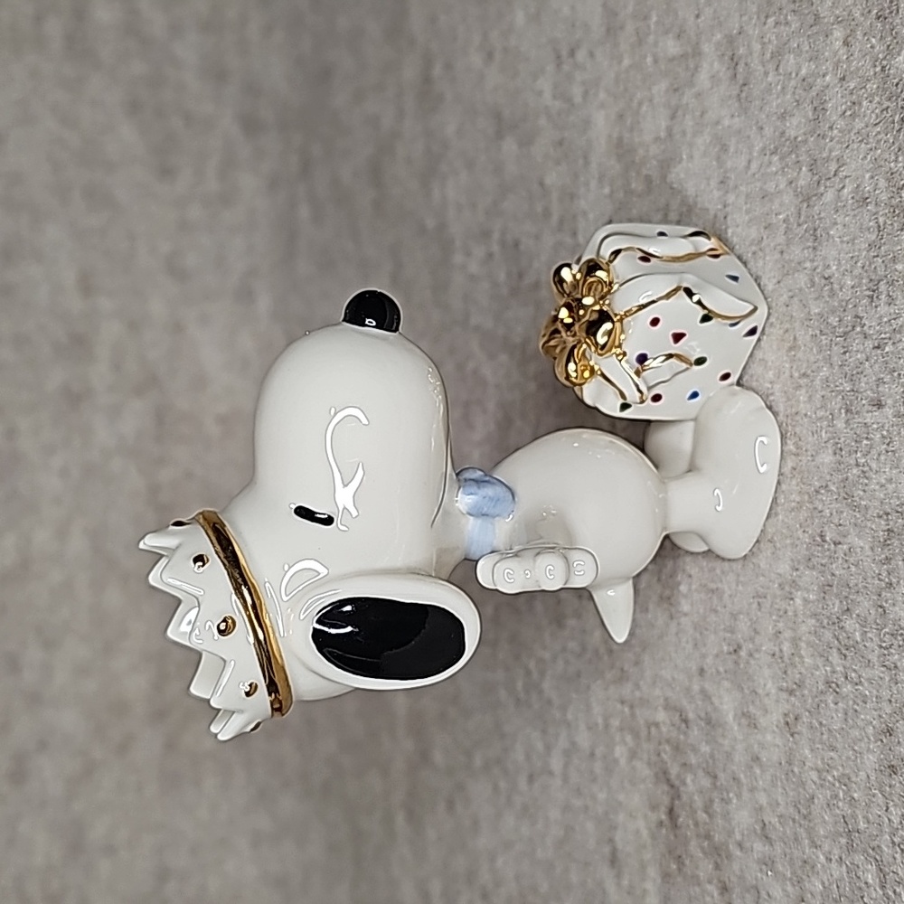 Lenox Snoopy's Birthday Surprise Figurine November Citrine Ivory Fine China 2005